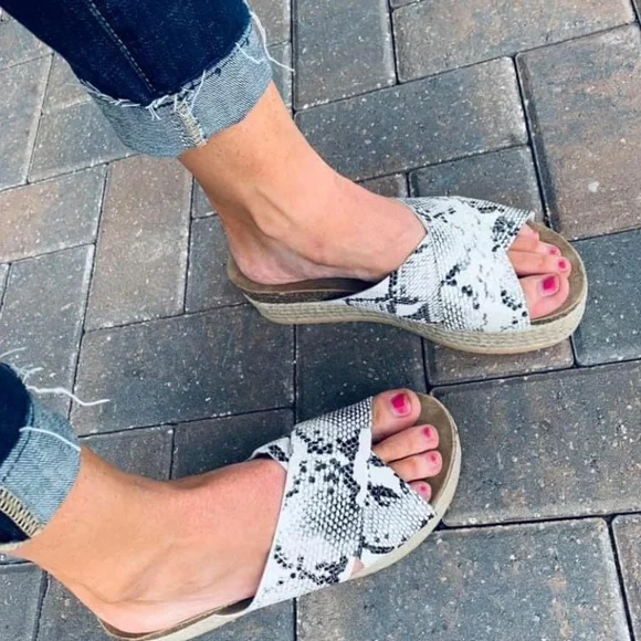 Black & white Snakeskin Platform Sandals NWT final price - Picture 1 of 4